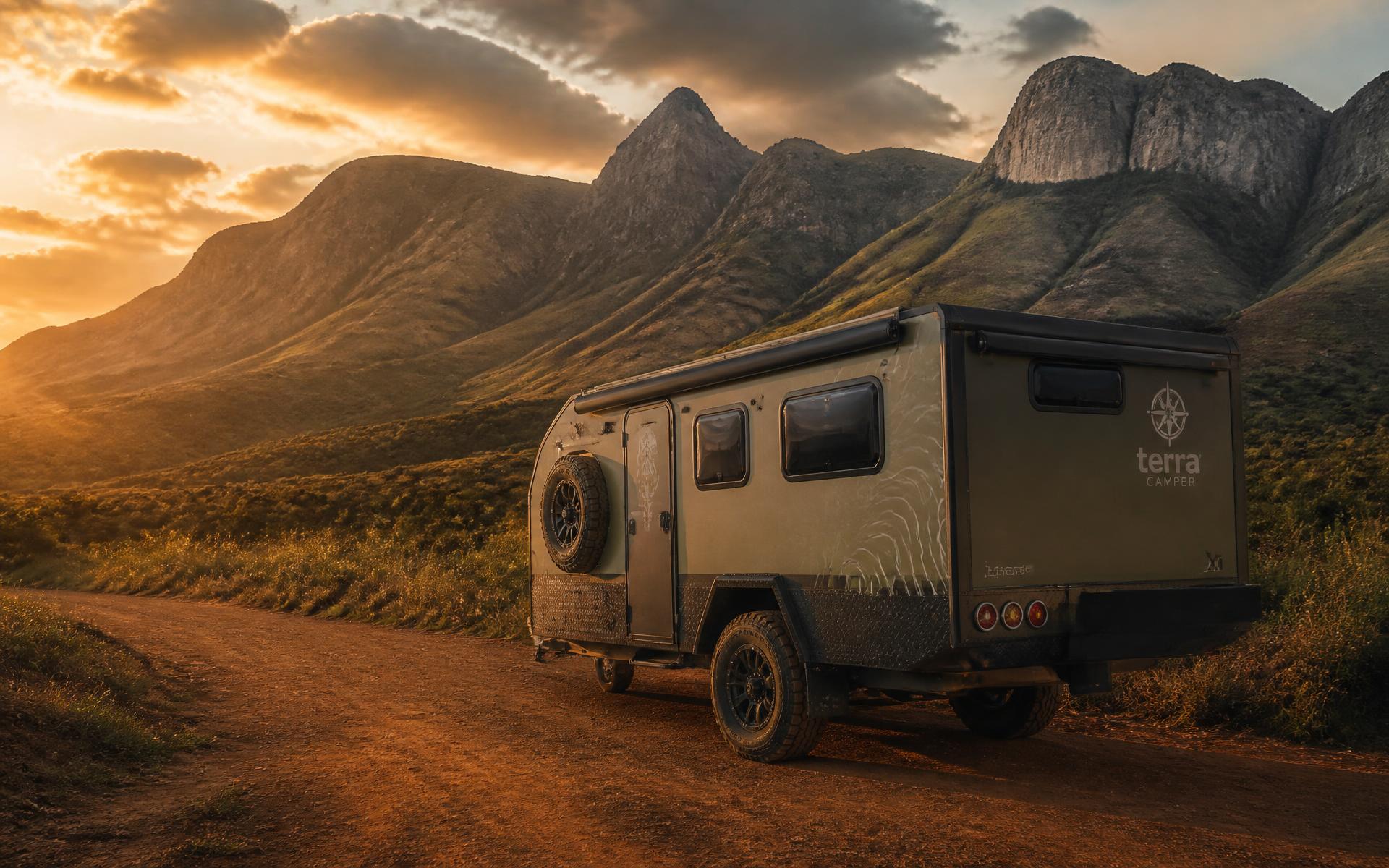 Trailer Q'Trailers em uma estrada de terra